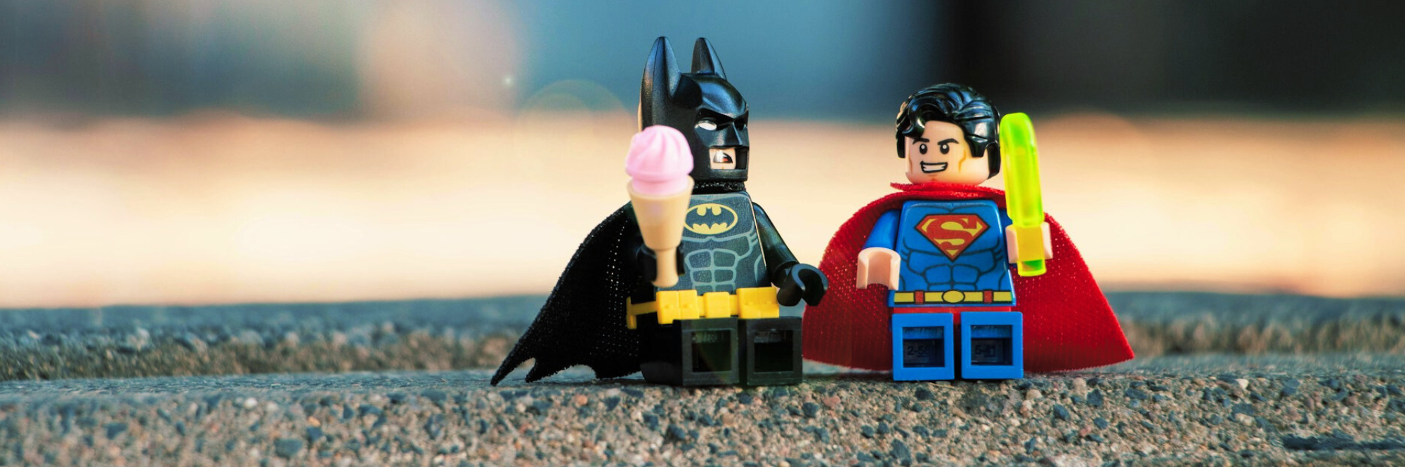 photo d'un lego batman et lego superman assis