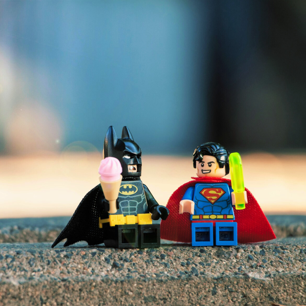 photo d'un lego batman et lego superman assis